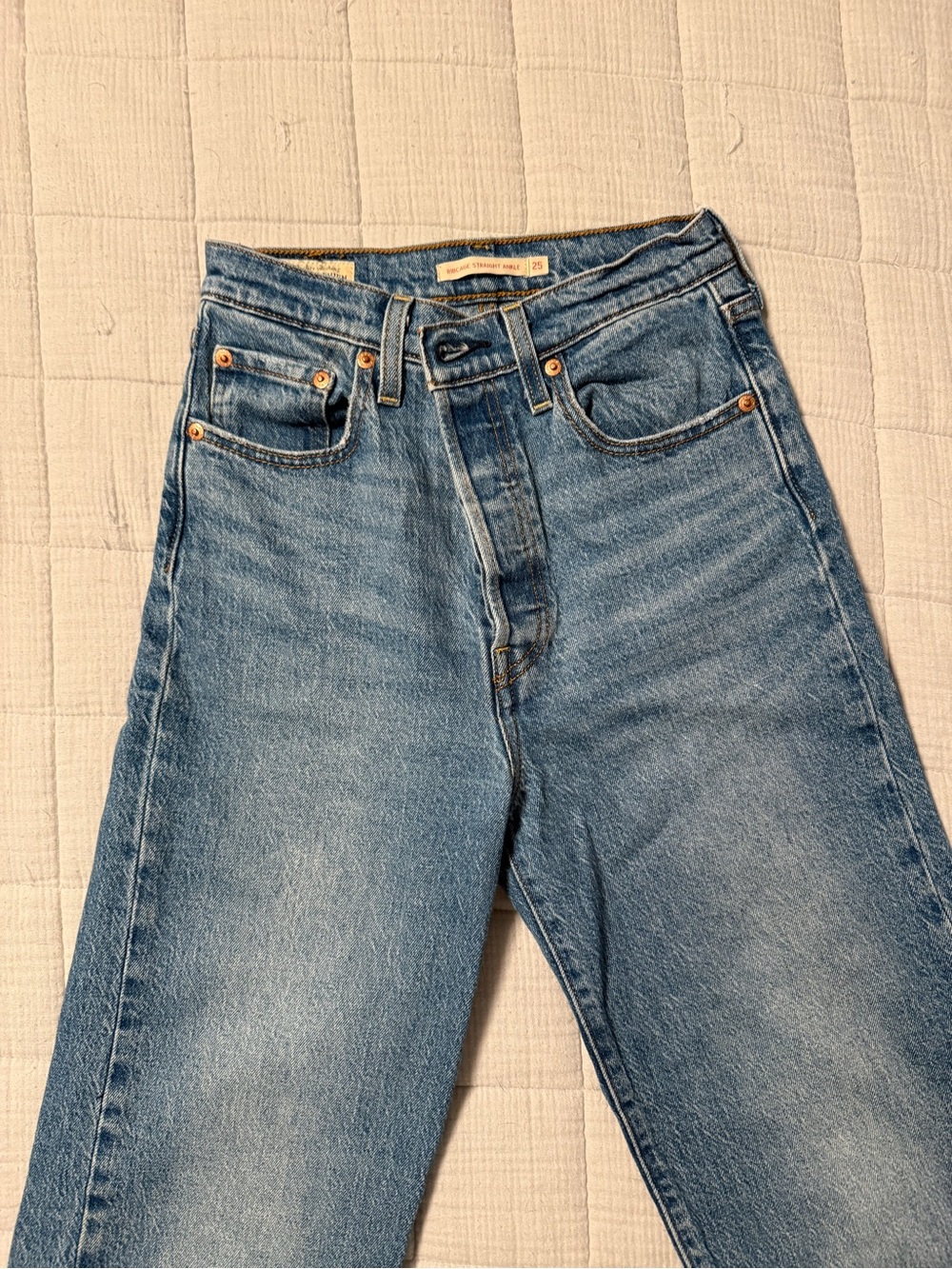 Levi’s ribcage straight ankle Jean size 25